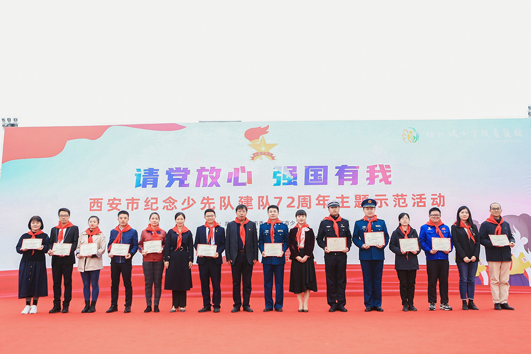 1634605228.jpg 配图:与会领导为校外辅导员们颁发聘书和标志牌。.jpg